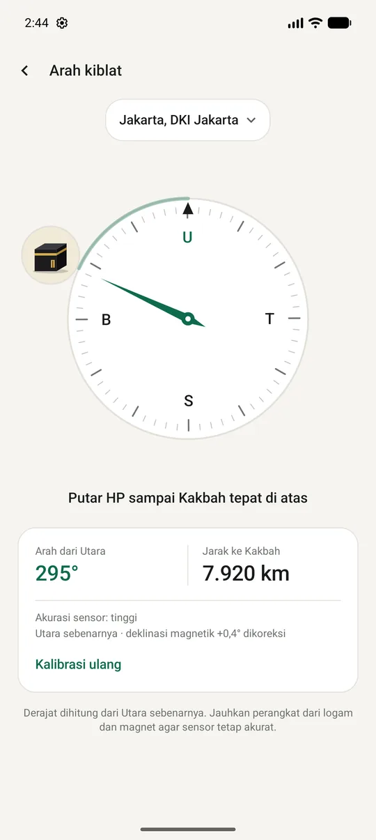 Kompas arah kiblat 295 derajat dari Jakarta, dengan Kakbah di tepi kompas dan koreksi deklinasi magnetik.